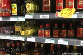 购买白酒时，外瓶上有这行数字，10元一瓶也是纯粮食酿造图片