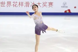 小仙女！中国18岁花滑美少女惊艳世锦赛，连外国网友都为她倾倒图片