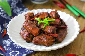 想吃鸭脖不用出去买，教你秘制做法，鲜香麻辣，比买的还好吃图片
