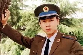 “冻龄男神”胡亚捷：曾与妻子四处租房住，三世同堂最幸福图片