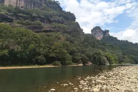 武陵山腹地现成群“奇鱼”，梭型无鳞，似从地下河游出图片