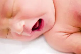 冲奶方法正确、也拍嗝了，为啥宝宝还是胀气？可能忽略了一个细节图片