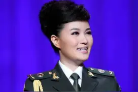 她曾登春晚12次，是首位博士级的歌唱家，背景很大今41岁感情成谜图片