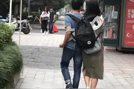 地铁上看到一对情侣，女孩到底看上他什么了，图他长得帅吗？哈哈图片