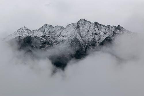 海到天边天做岸，山登绝顶我为峰；大气之人，必是大富大贵之人