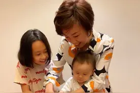 张怡宁真挺幸福的，为60岁老公生二胎，私下穿的花花仍显气质图片