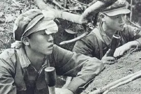军区政委迟浩田视察老山前线，发现战士们蓬头垢面，又奇怪又生气图片