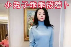 46岁曹颖晒豪宅热舞，腰身太细长腿傲人，镜前女子身份成谜图片