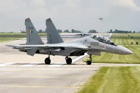 枭龙战机到底有多强？印媒评价很中肯：100公里外能锁定苏30图片