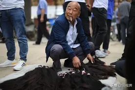 中国最大的人发市场“地摊”交易火爆图片