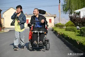 妈妈离婚，爸爸意外瘫痪，9岁女孩独自照顾3年，现成孝心少年典范图片