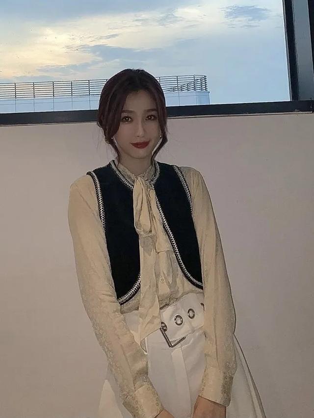 女明星秋季撞衫的第一件单品,我再也不说它鸡肋了