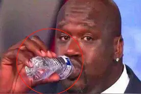 NBA巨人怎么开车？科比半躺，姚明很勉强，杜兰特两指握方向盘图片