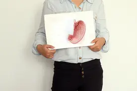 女子胃痛，坚信酸奶能养胃，坚持一段时间后，如今的她怎样了？图片