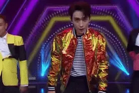 朱一龙靳东东方卫视春晚同台，合唱后变魔术，看二人互夸现场图片