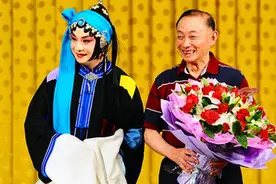 京剧胡文阁天津演出《折缨会》忘词，台下有人喊“你也有今天”图片