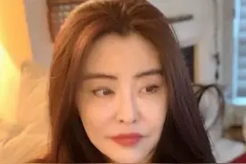 王祖贤退出娱乐圈16年，从来不工作？坐公交买打折衣物图片