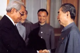 下雨时的外交场合，周总理为何要伫立在风雨中，而不愿意打伞？图片