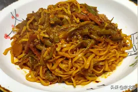 东北经典一锅出《豆角盖被》家常做法，面条口感劲道，非常入味图片