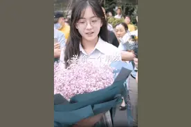 最美送考生！女孩守在考场外为朋友送花图片