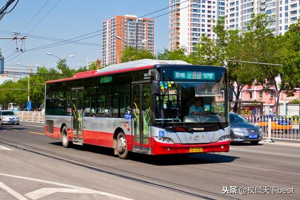 看似寒酸的公交车，其实辆辆价格不菲