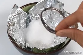 银手镯发黑别再用牙膏洗，教你一招，简单泡一泡，银手镯光亮如新图片