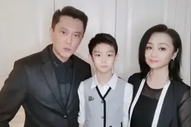 前央视主持人曹颖同老公儿子一起出镜，9岁儿子基因太好十分帅气图片