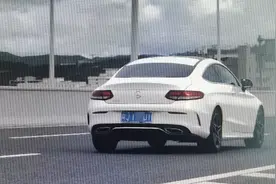 江门情侣开奔驰来珠海游玩，半路遇大暴雨不减速却越开越快！不料男友立马出事！图片