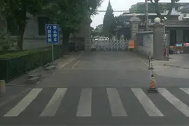 北京地安门内大街的风格：从寿皇殿到地安门，绿树成荫却不像古城图片