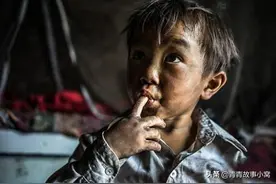 婚礼上新郎新娘正要入洞房，一个小乞丐竟对新娘说：你是俺的新娘图片