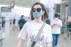 佘诗曼虽然是阿姨辈了，机场还凹“下衣失踪”秀腿，真挺好看的图片
