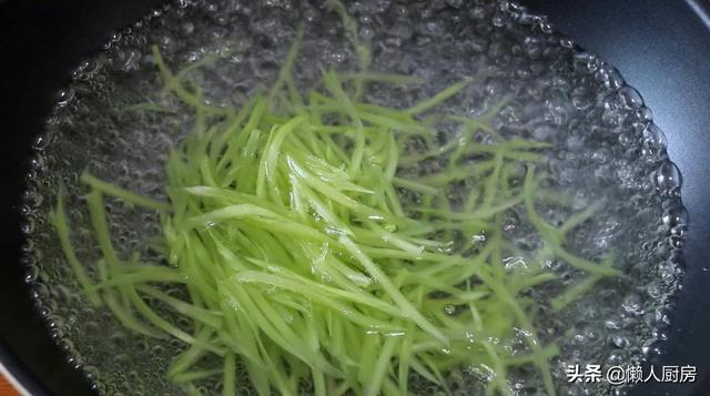 这是清洗鳝鱼黏液的小窍门，教你黄鳝好吃又下饭的做法，肉嫩味美