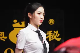 「图集」“最美台球裁判”王钟瑶执裁决金，一身学生装另一番风味图片