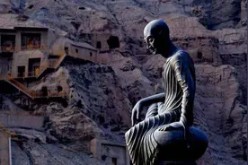 一代高僧中奸计、破色戒，身边女人无数，去世后舌头烧不烂图片