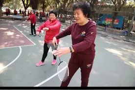 一天中相继失去两个亲人，为什么她活的更潇洒了，谁见谁羡慕图片