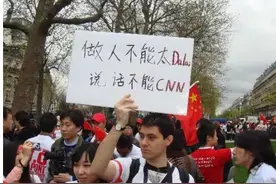 周小平：《摘桃人特郞普》- 美国的文化底色是军国主义和种族主义。图片