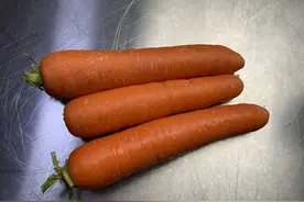 买胡萝卜时，挑大的还是小的？老菜农：牢记这4点，就不会买错了图片