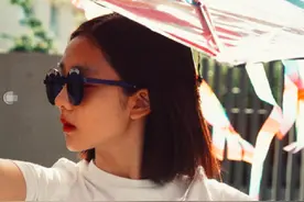 黄磊15岁女儿穿超短裙亮相！与妈妈外出形同姐妹，大长腿又细又白图片