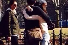 章泽天刘强东恋爱旧照被扒？本以为是老牛吃嫩草却意外女方有主动图片