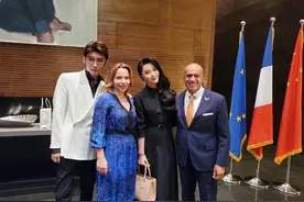 40岁范冰冰出席官邸晚宴，脸颊凹陷瘦太多，合照站中间姿态从容图片