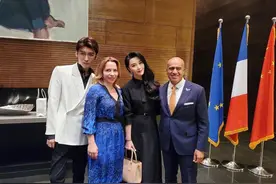 40岁范冰冰出席官邸晚宴，脸颊凹陷瘦太多，合照站中间姿态从容图片