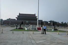 傍晚的天安门广场上降国旗，敬礼图片