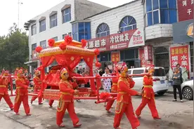 山西运城农村大花轿娶亲现场，租个车才500。花轿3000视频封面