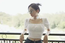 古力娜扎秀腿过分了！热裤搭“半腿袜”，腿不长不敢这样穿图片