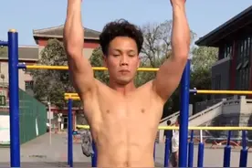 杠上练腹肌 四种最简单的训练方法图片
