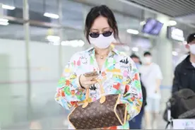 王鸥厉害了，下半身穿条“安全裤”就出门，曲线身材若隐若现图片
