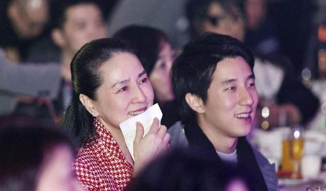 曾有人问成龙身价多少？他笑而不语：“一定没马云多，但也不少”