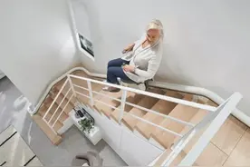 老弱病残的福音，自动椅子让你坐着就能上楼梯图片