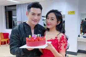 36岁杜若溪晒庆生照，身材苗条有型，但脸部状态比严屹宽还显老图片