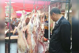 为什么大街上的羊肉都要倒挂着卖？有什么特别的用意吗？视频封面